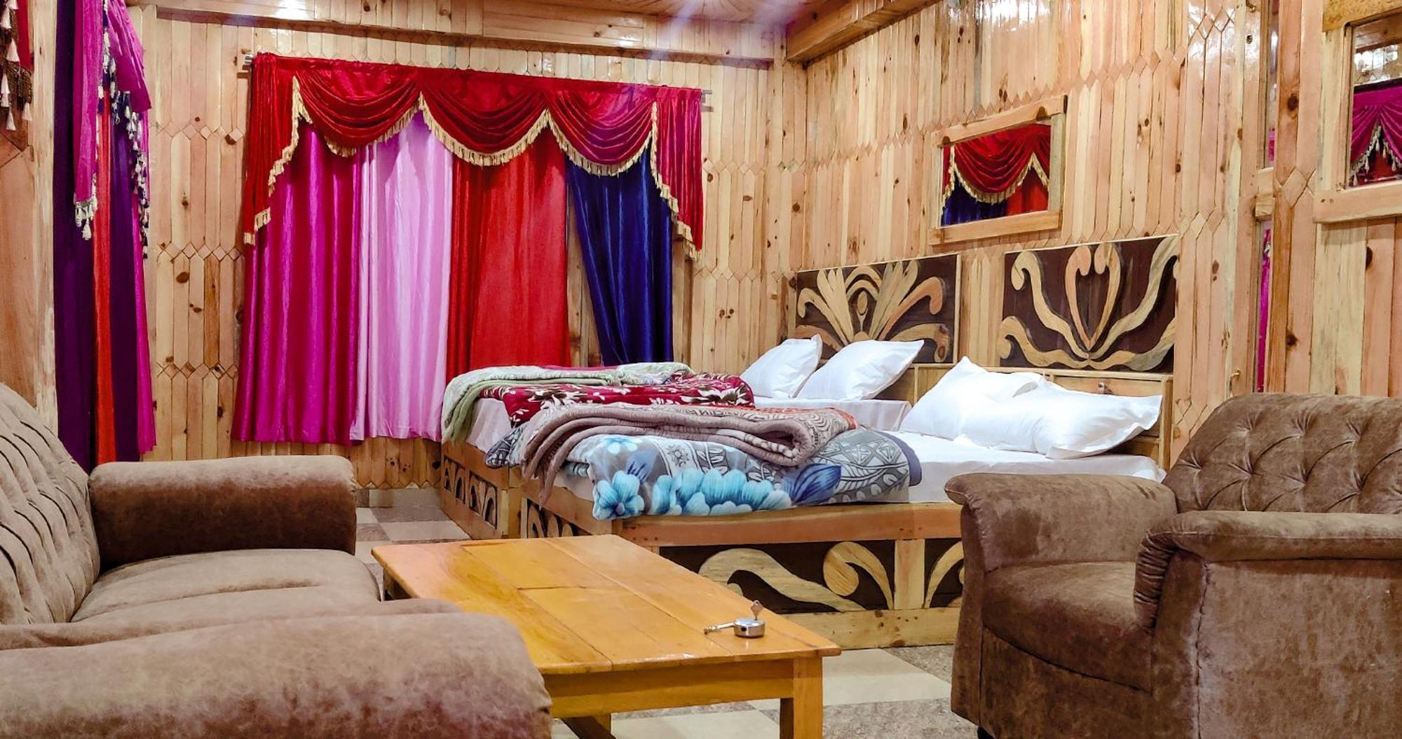 Eyesky, Tosh Hotel Bagian luar foto